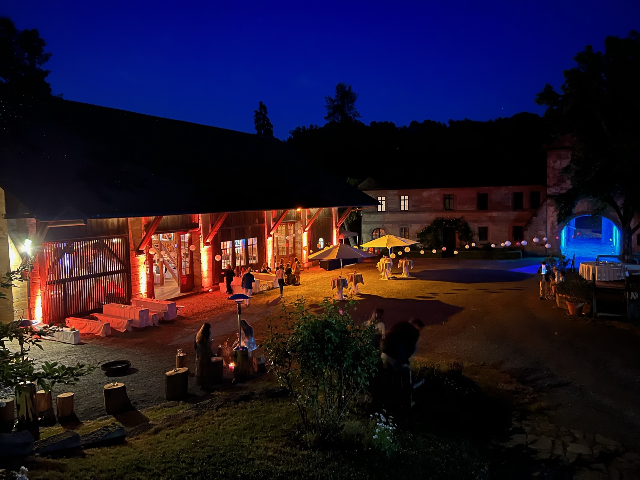 Innenhof bei Nacht