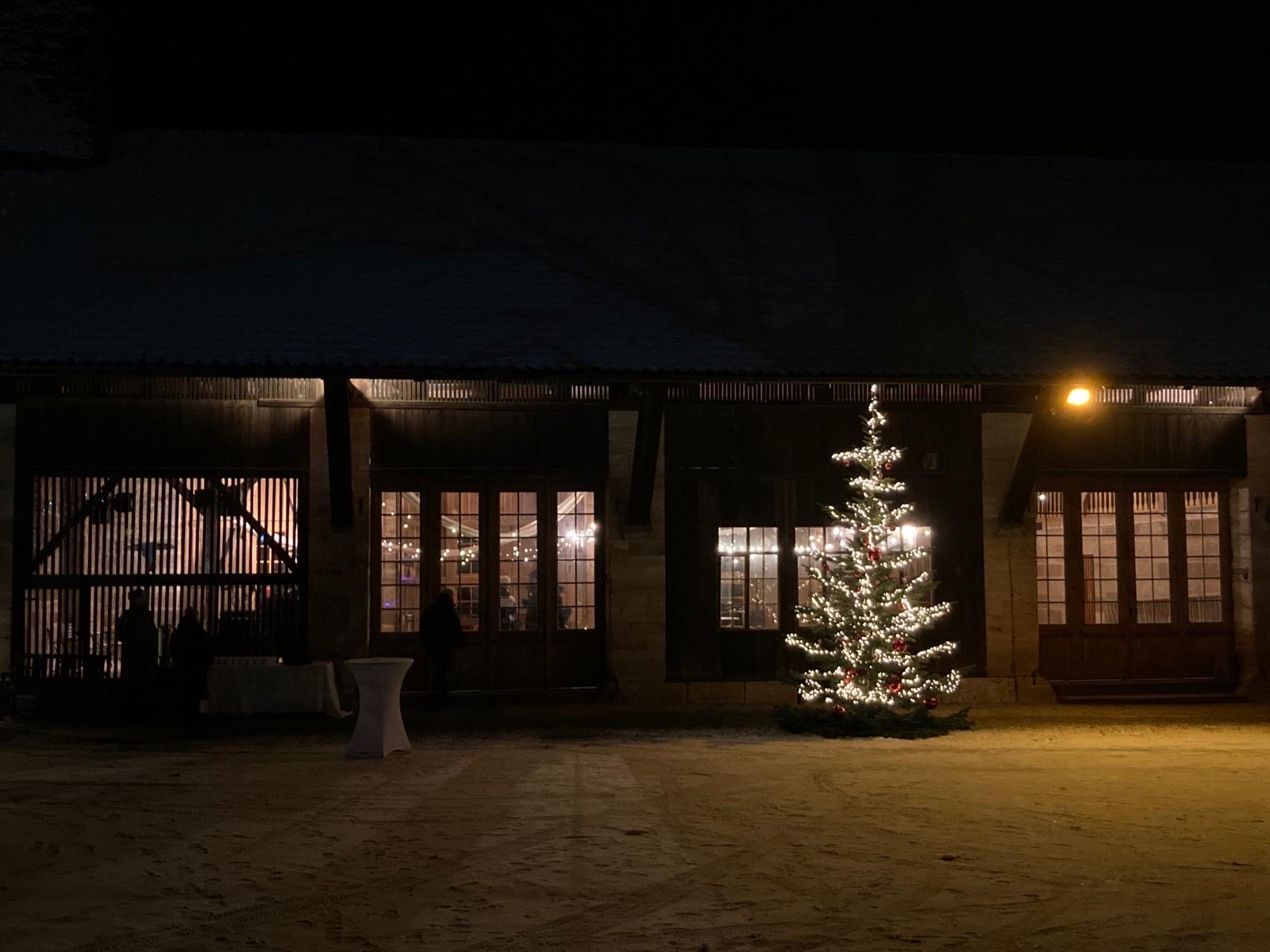 Schlossweihnacht im Innenhof mit Lichterglanz